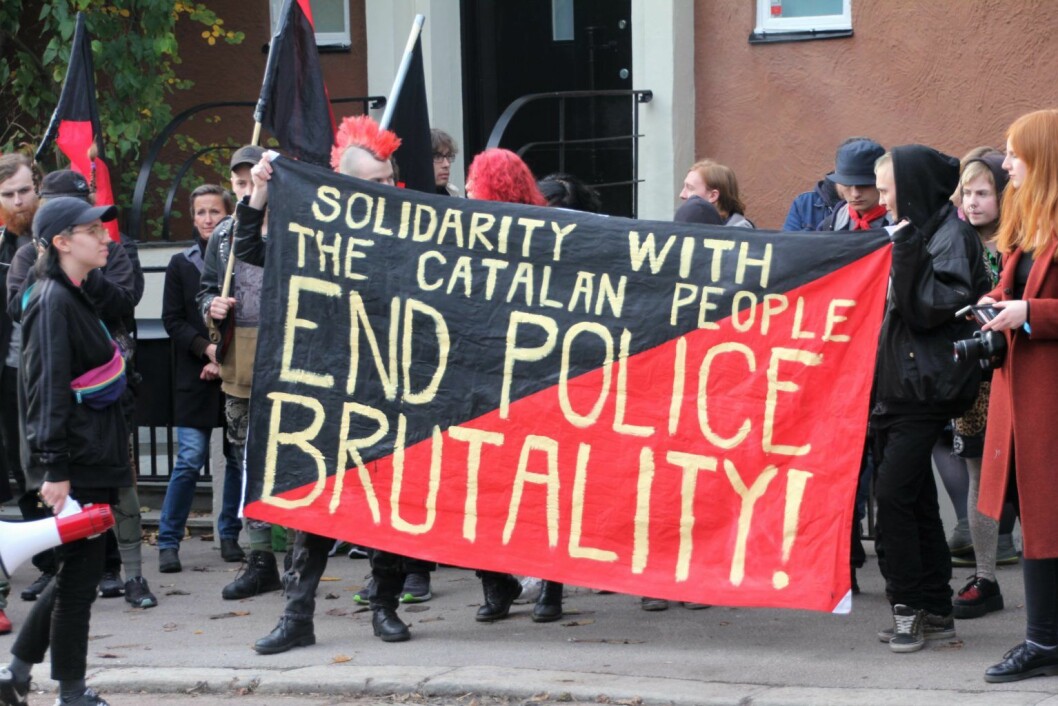 Demonstrasjon ved Spanias ambassade, mot politivold i Katalonia. Foto: Hans Magnus Borge