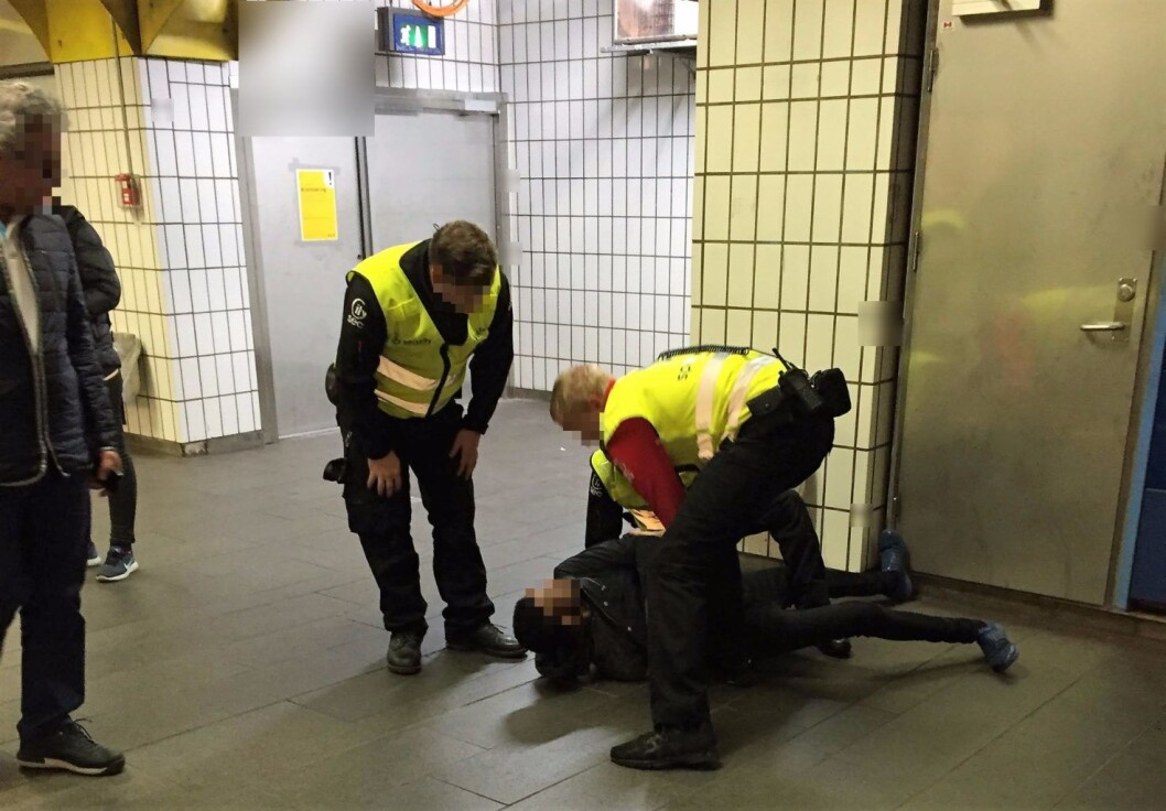 Her legger vekterne i bakken mannen som nekter å oppgi personalia i billettkontrollen. Foto: Øyvind Michelsen Her legger vekterne i bakken mannen som nekter å oppgi personalia i billettkontrollen. Foto: Øyvind Michelsen