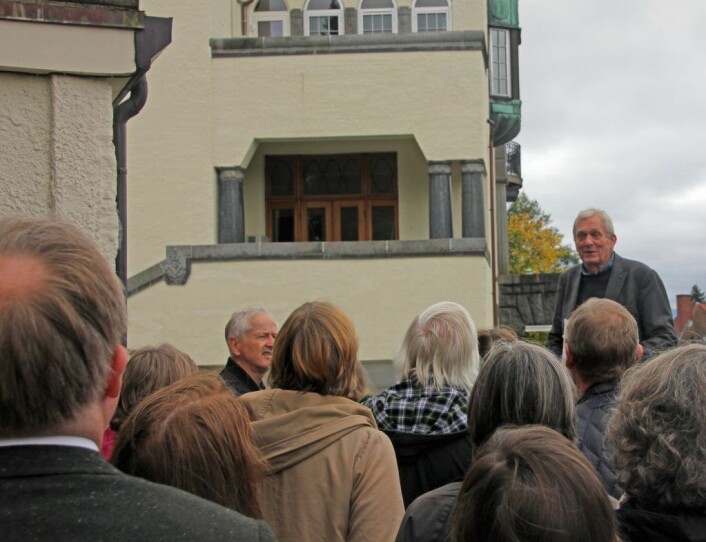 Lars Roede forteller om Brydevillaen. Foto: Hans Magnus Borge
