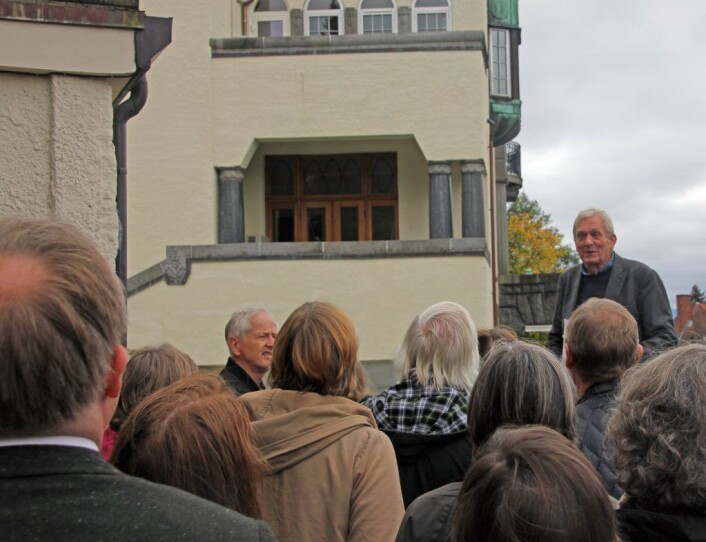 Lars Roede forteller om Brydevillaen. Foto: Hans Magnus Borge Lars Roede forteller om Brydevillaen. Foto: Hans Magnus Borge