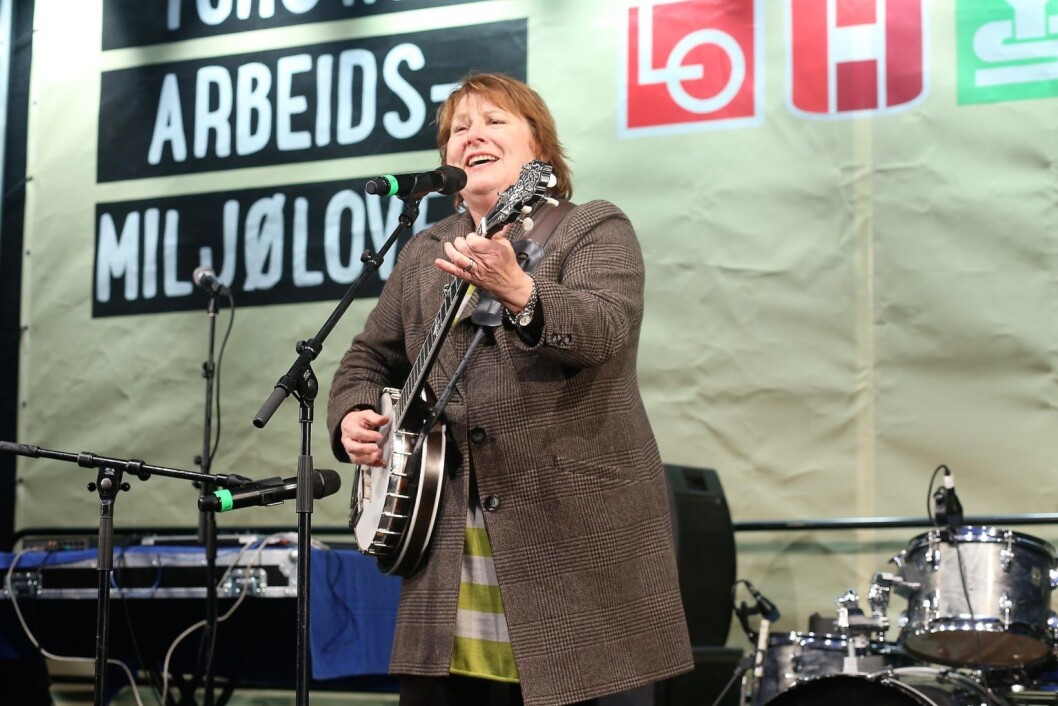 Kari Svendsen under demonstrasjon til forsvar for arbeidsmiljøloven i 2015. Foto: Bernt Sønvisen/Arbeiderpartiet Kari Svendsen under demonstrasjon til forsvar for arbeidsmiljøloven i 2015. Foto: Bernt Sønvisen/Arbeiderpartiet