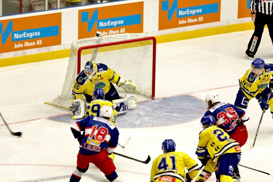 Vif hockey på en sjelden snarvisitt foran Storhamar-målet. Foto: Atle Enersen Vif hockey på en sjelden snarvisitt foran Storhamar-målet. Foto: Atle Enersen