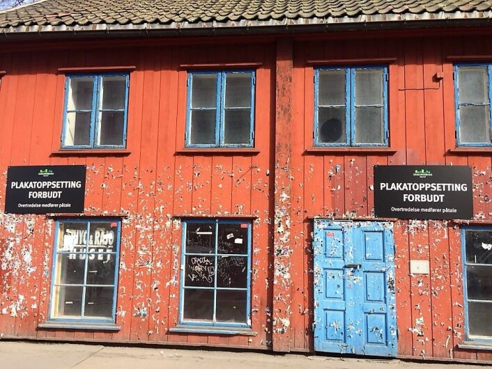 Kommunen har latt Grønlandsleiret 28 råtne bort. Men forbudskilt mot plakater har kommunen greid å sette opp. Foto: Trine Lynggard Kommunen har latt Grønlandsleiret 28 råtne bort. Men forbudskilt mot plakater har kommunen greid å sette opp. Foto: Trine Lynggard