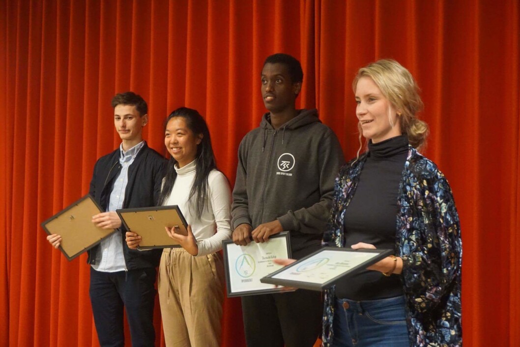 Ungdommene får diplom. Fra venstre: Talha Yesil, Rose Lu, Sharmarke Kahiye, og Line Oma, leder av bydelsutvalget. Foto: Sindre Andresen Ungdommene får diplom. Fra venstre: Talha Yesil, Rose Lu, Sharmarke Kahiye, og Line Oma, leder av bydelsutvalget. Foto: Sindre Andresen