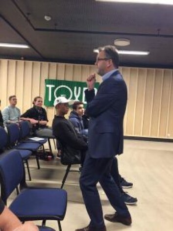 Bydelsdirektør Tore Olsen Pran taler til ungdommen. Foto: Sindre Andresen Bydelsdirektør Tore Olsen Pran taler til ungdommen. Foto: Sindre Andresen
