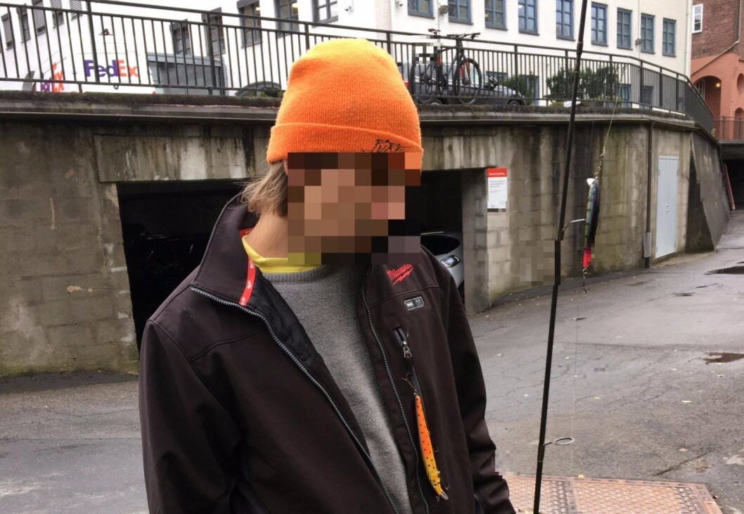 Tjuvfiskeren er akkurat tatt på fersken og blir vist bort fra Lysakerelva. Trolig blir han anmeldt. Foto: Frode Dalen Tjuvfiskeren er akkurat tatt på fersken og blir vist bort fra Lysakerelva. Trolig blir han anmeldt. Foto: Frode Dalen