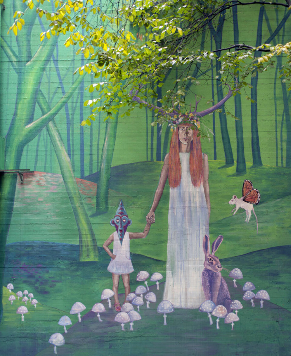 Veggmaleriet i Bjerregaards gate inkluderer en magisk hare og en flyvende rotte. Foto: Merethe Ruud