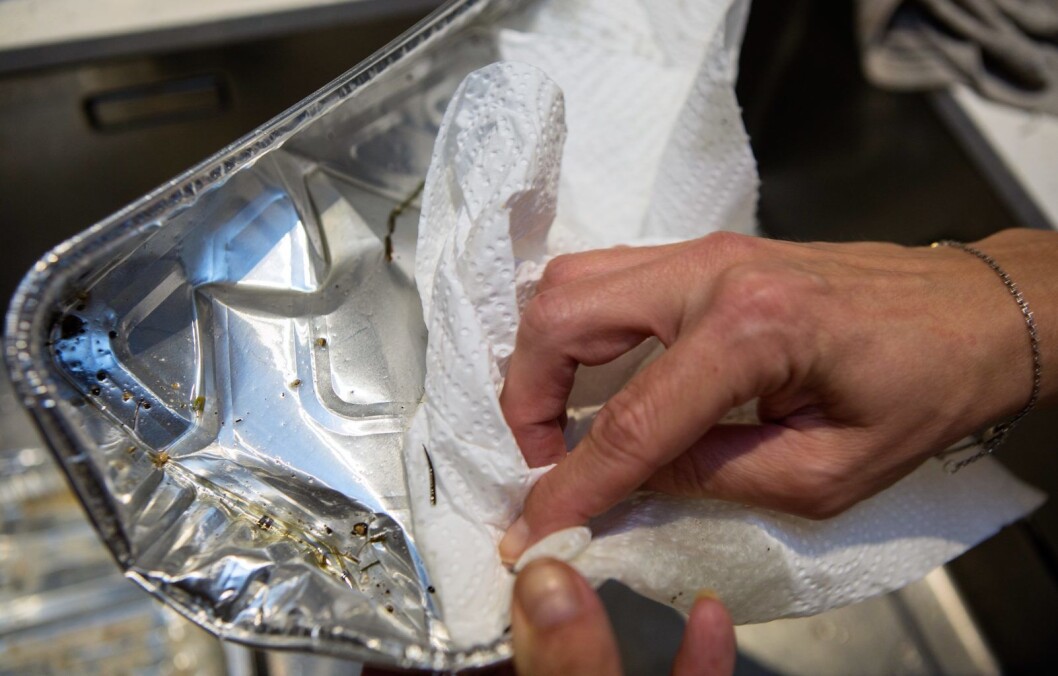 – Mange nordmenn vet ikke at stekeformer skal sorteres med glass- og metallavfall. Bare husk å skylle eller tørke ut av formen først. Foto: Johnny Syversen – Mange nordmenn vet ikke at stekeformer skal sorteres med glass- og metallavfall. Bare husk å skylle eller tørke ut av formen først. Foto: Johnny Syversen