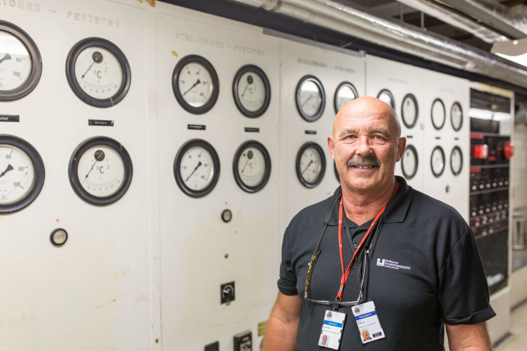Rolf Kittilsen foran en liten del av ventilasjonsanleggets kontrolltavle. Foto: Stig Jensen Rolf Kittilsen foran en liten del av ventilasjonsanleggets kontrolltavle. Foto: Stig Jensen