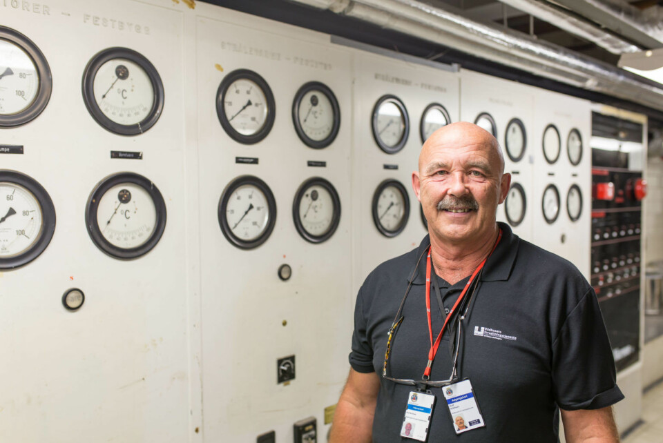 Rolf Kittilsen foran en liten del av ventilasjonsanleggets kontrolltavle. Foto: Stig Jensen