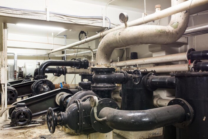 Det er mye rør i Rådhuset. Disse rørene tilhører varme og ventilasjonsanlegget. Foto: Stig Jensen Det er mye rør i Rådhuset. Disse rørene tilhører varme og ventilasjonsanlegget. Foto: Stig Jensen