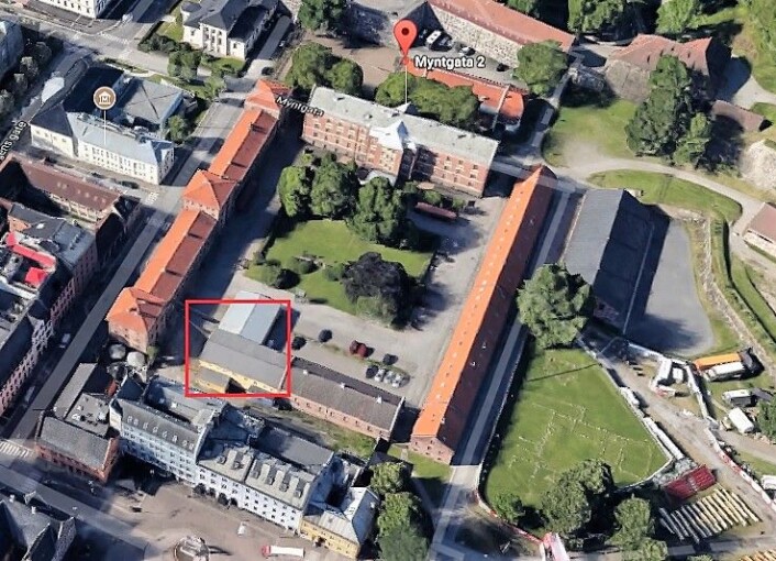 Myntgata-kvartalet: Det største bygget, kalt Kavalerikasernen vurderes brukt som videregående skole eller hotell. I langbygget til høyre holder Oslo Kunstakademi til. I enden ligger den gule «tyskerbrakka» markert med rød firkant. Dette bygget er ikke er vernet og skal rives. Foto: Google maps Myntgata-kvartalet: Det største bygget, kalt Kavalerikasernen vurderes brukt som videregående skole eller hotell. I langbygget til høyre holder Oslo Kunstakademi til. I enden ligger den gule «tyskerbrakka» markert med rød firkant. Dette bygget er ikke er vernet og skal rives. Foto: Google maps