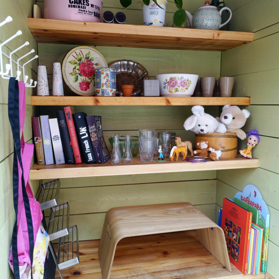 Ting som bøker, leketøy og annet som er i god stand skal plasseres fint som i en butikk i den lille boden. Foto: Jürgen Breiter