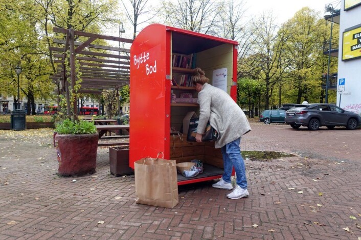 En dame leverer fra seg et par ting i bytteboden. Foto: Jürgen Breiter En dame leverer fra seg et par ting i bytteboden. Foto: Jürgen Breiter