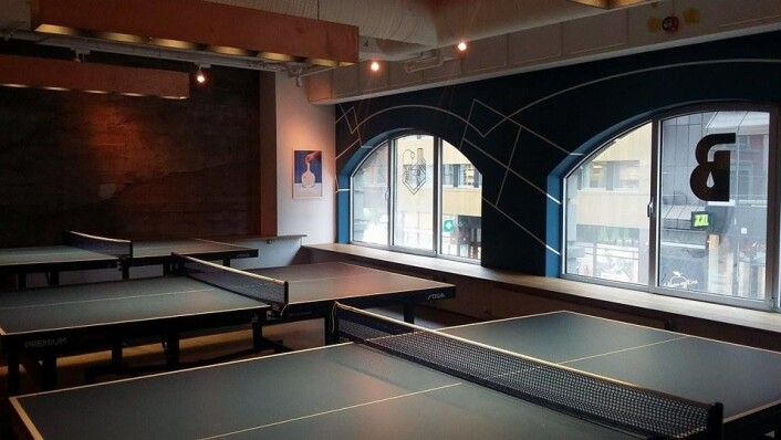 Åtte bordtennisbord står på rad og rekke i et eget rom ut mot Storgata. Foto: Irina Tanase Åtte bordtennisbord står på rad og rekke i et eget rom ut mot Storgata. Foto: Irina Tanase