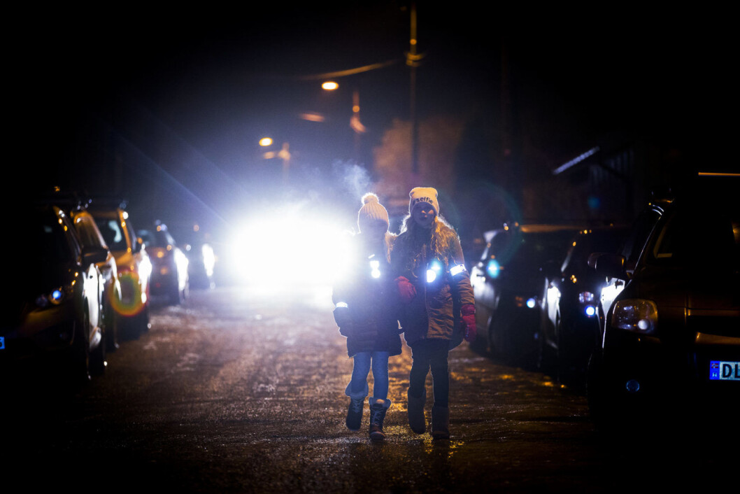 Uten refleks kan det være vanskelig for sjåføren å se deg i mørket. Foto: Morten Brakestad/ Trygg Trafikk Uten refleks kan det være vanskelig for sjåføren å se deg i mørket. Foto: Morten Brakestad/ Trygg Trafikk