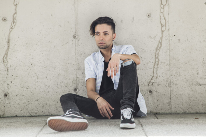 Omer Bhatti er Norwegians ambassadør som "luftens bøssebærer". Foto: Norwegian Omer Bhatti er Norwegians ambassadør som "luftens bøssebærer". Foto: Norwegian