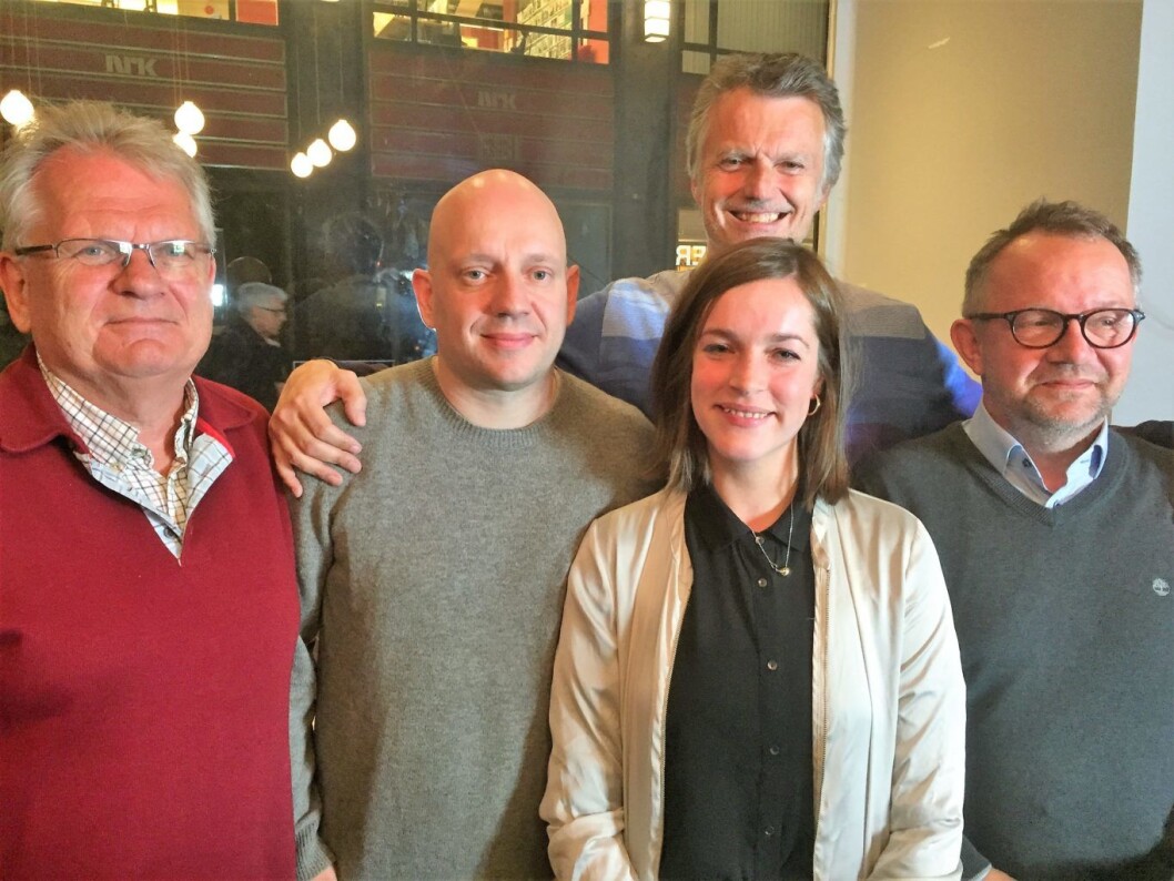 Byprat, sending nummer 4. Fra venstre: utreder Stein Stugu, arkitekt Arild Eriksen, byrådssekretær Anna Tresse, bydoktor Erling Fossen og leder av Leieboerforeningen, Lars Aasen. Byprat, sending nummer 4. Fra venstre: utreder Stein Stugu, arkitekt Arild Eriksen, byrådssekretær Anna Tresse, bydoktor Erling Fossen og leder av Leieboerforeningen, Lars Aasen.