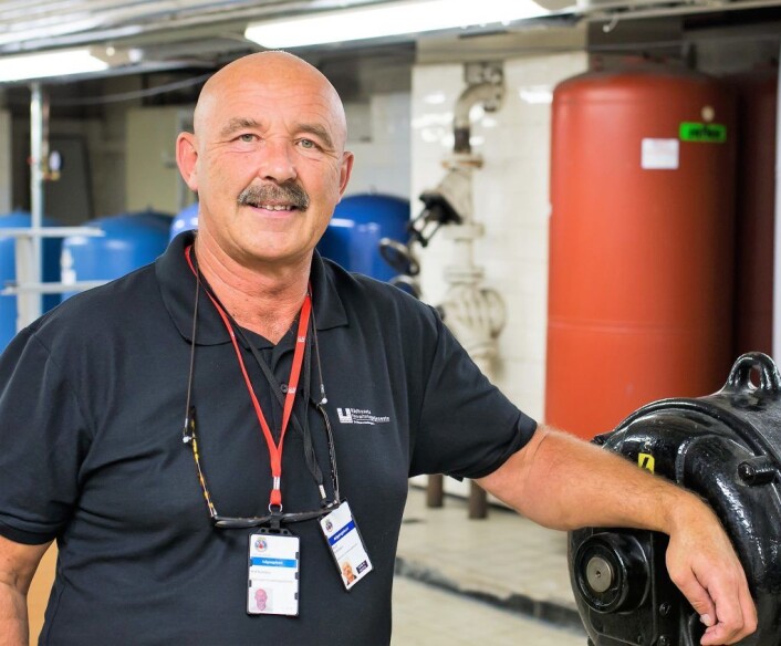 Førstekonsulent Rolf Kittilsen har ansvaret for å stelle urverkene. Foto: Stig Jensen Førstekonsulent Rolf Kittilsen har ansvaret for å stelle urverkene. Foto: Stig Jensen
