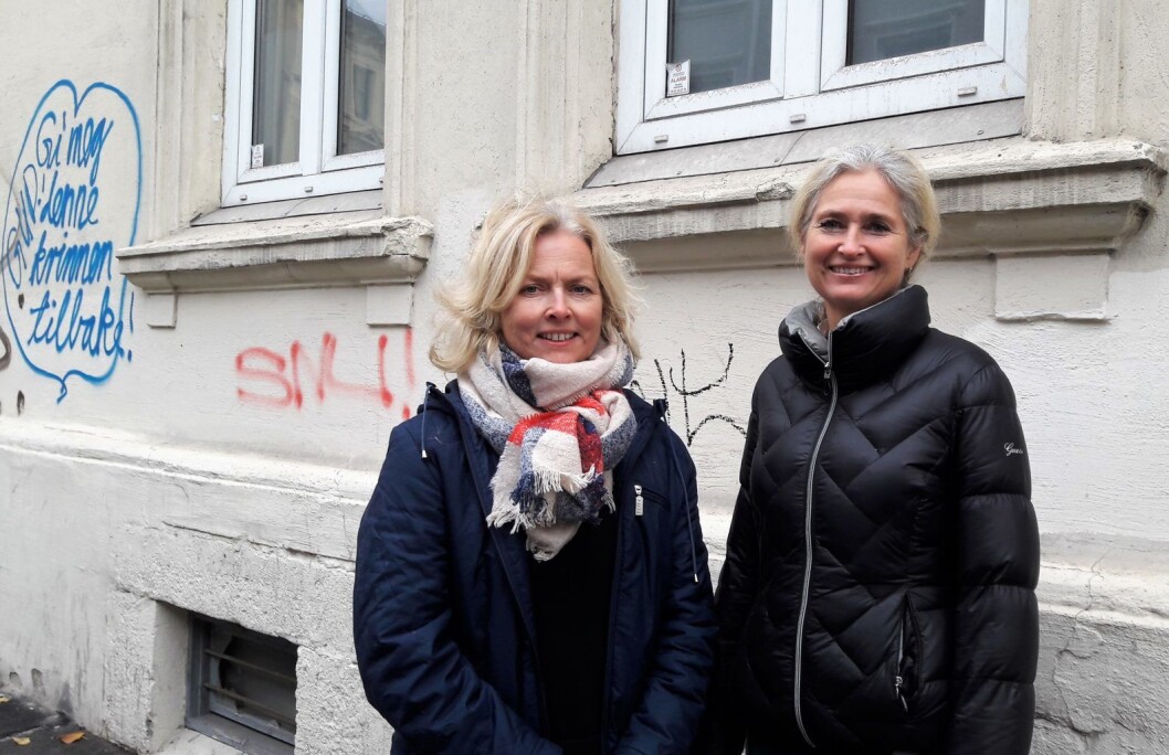 Hilde Viker Berntsen (tv) og Elin Hallberg fra prosjektet Murbyen Oslo vil hjelpe gårdeierne med å gjøre de riktige valgene ved oppussing og restaurering. Foto: Anders Høilund Hilde Viker Berntsen (tv) og Elin Hallberg fra prosjektet Murbyen Oslo vil hjelpe gårdeierne med å gjøre de riktige valgene ved oppussing og restaurering. Foto: Anders Høilund