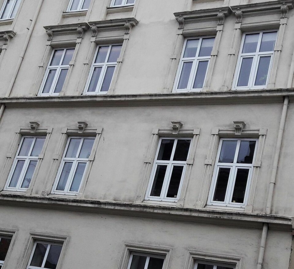 Å skifte vinduer i gamle hus kan være en risikosport. Her mener konservator Hilde Viker Berntsen at det har blitt benyttet vindusrammer som ikke helt passer inn, både med hensyn til farge og form.  Foto: Anders Høilund