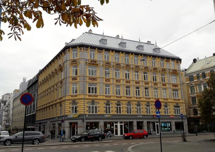 En typisk og murbygning fra Oslo, Grønlandsleiret 23. Legg merke til de fire spirene på taket. Foto: Anders Høilund En typisk og murbygning fra Oslo, Grønlandsleiret 23. Legg merke til de fire spirene på taket. Foto: Anders Høilund