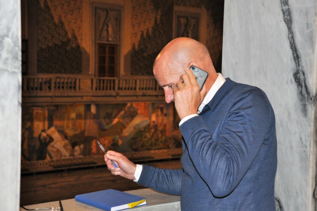Næringsbyråd Geir Lippestad (Ap) måtte stadig ut av bystyresalen for å bli oppdatert via mobilen om nye forhold i Boligbygg-skandalen. Foto: Arnsten Linstad Næringsbyråd Geir Lippestad (Ap) måtte stadig ut av bystyresalen for å bli oppdatert via mobilen om nye forhold i Boligbygg-skandalen. Foto: Arnsten Linstad