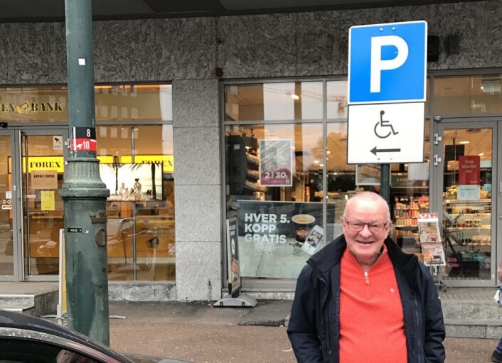 Gundersen forteller at han og kona ofte ender opp med å kjøre i ring i sentrum på let etter parkeringsplasser. Foto: Christina Hantho Gundersen forteller at han og kona ofte ender opp med å kjøre i ring i sentrum på let etter parkeringsplasser. Foto: Christina Hantho