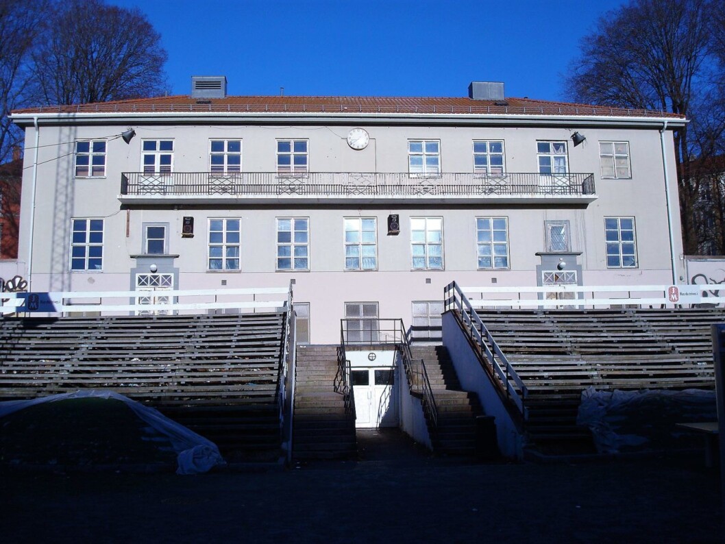 Det gamle klubbhuset på Dælenenga vil bli revet for å gi plass til ny flerbrukshall, om bystyret får det som de vil. Foto: Ole Anders Flatmo / Wikimedia Commons Det gamle klubbhuset på Dælenenga vil bli revet for å gi plass til ny flerbrukshall, om bystyret får det som de vil. Foto: Ole Anders Flatmo / Wikimedia Commons