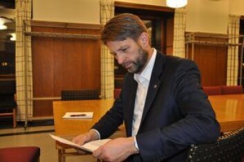 Høyres gruppeleder Eirik Lae Solberg studerer forslagene partiet fremmer for bystyret. Foto: Arnsten Linstad Høyres gruppeleder Eirik Lae Solberg studerer forslagene partiet fremmer for bystyret. Foto: Arnsten Linstad