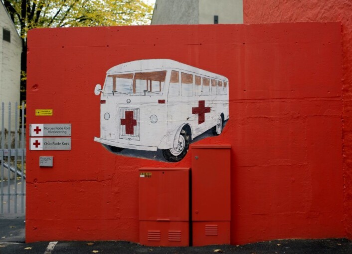 Nederst til venstre på veggen har det i flere år vært malt en ambulanse. Foto: Merethe Ruud Nederst til venstre på veggen har det i flere år vært malt en ambulanse. Foto: Merethe Ruud