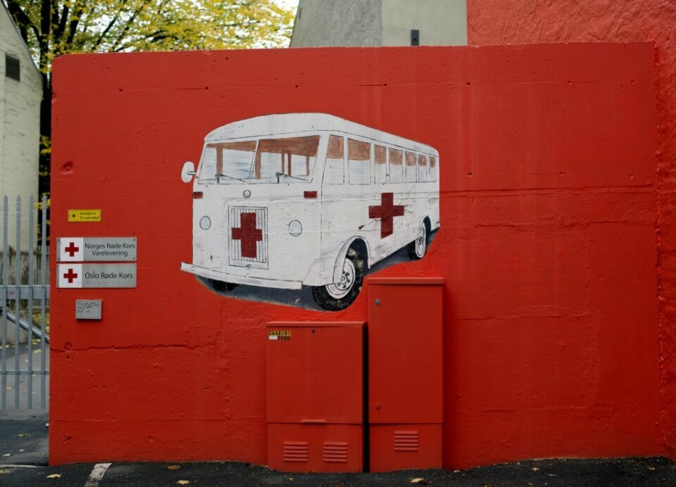 Nederst til venstre på veggen har det i flere år vært malt en ambulanse. Foto: Merethe Ruud