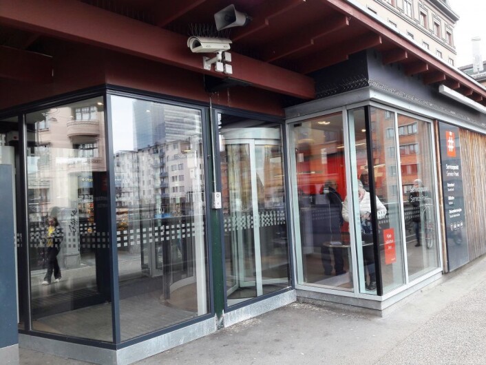 Når billettautomaten utenfor ikke virker og Narvesen har problemer med billettsalget, får svingdørene på servicepunktet svingt seg. Foto: Anders Høilund Når billettautomaten utenfor ikke virker og Narvesen har problemer med billettsalget, får svingdørene på servicepunktet svingt seg. Foto: Anders Høilund