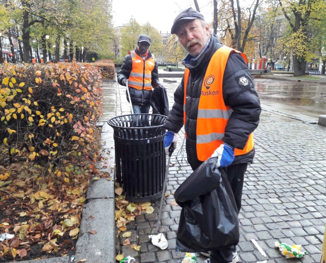 � Det som havner oppi søppelbøtta, drar måkene utover. Det er alt for intelligente fugler, og alt for sløv ungdom her i byen, mener Otto og Muhammed. Foto: Andes Høilund � Det som havner oppi søppelbøtta, drar måkene utover. Det er alt for intelligente fugler, og alt for sløv ungdom her i byen, mener Otto og Muhammed. Foto: Andes Høilund