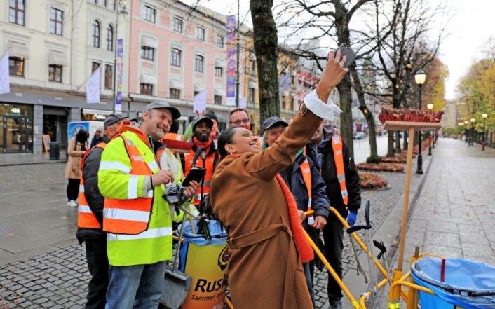 Varaordfører Khamshajiny Gunaratnam tar en selfie med noen av ryddegjengene til Gaterusken. Foto: Elisabeth Tobiassen Faane Varaordfører Khamshajiny Gunaratnam tar en selfie med noen av ryddegjengene til Gaterusken. Foto: Elisabeth Tobiassen Faane