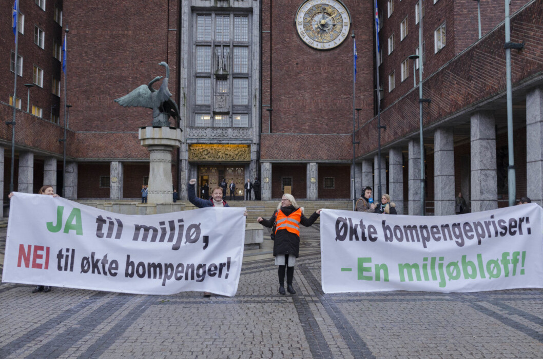 Ja til miljø, nei til økte bompenger, sa hovedparolen som 4000 mennesker møtte opp bak. Foto: Morten Lauveng Jørgensen Ja til miljø, nei til økte bompenger, sa hovedparolen som 4000 mennesker møtte opp bak. Foto: Morten Lauveng Jørgensen