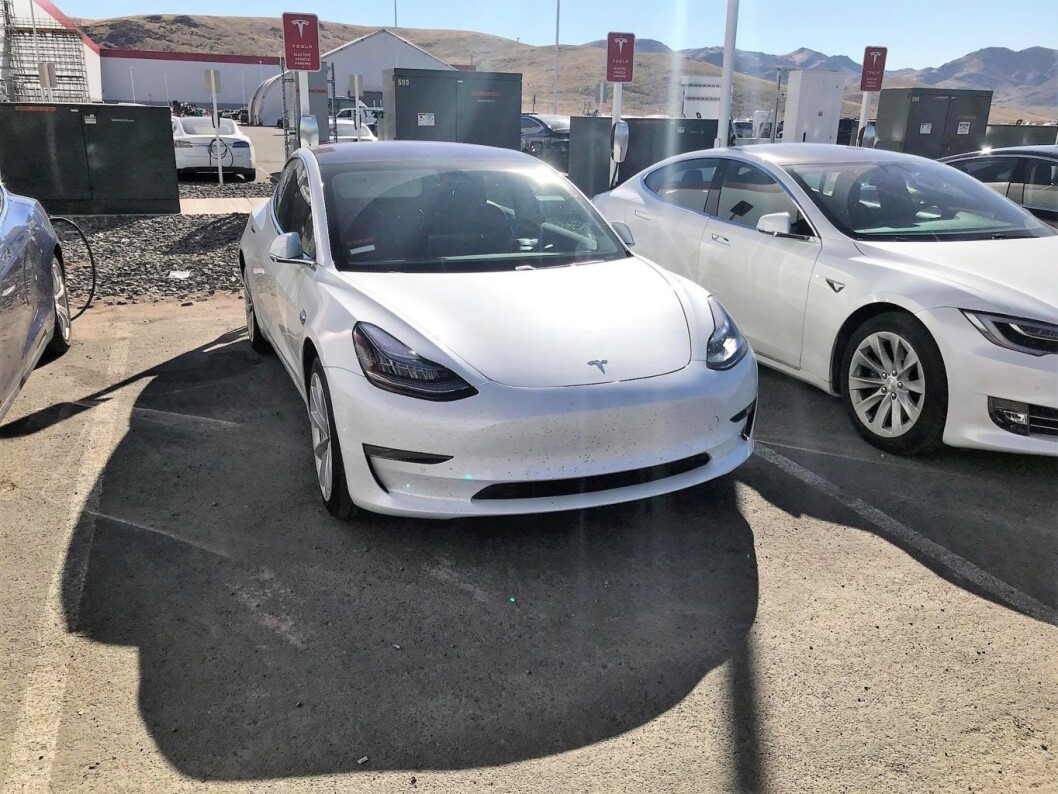 Den nye Tesla Model 3 er nå på veiene. Trolig har så mange som 40000 nordmenn bestilt den elektriske bilen. Batteriene er produsert på Gigafactory 1 i Nevada. Foto: Max Rognlien Elgvin Den nye Tesla Model 3 er nå på veiene. Trolig har så mange som 40000 nordmenn bestilt den elektriske bilen. Batteriene er produsert på Gigafactory 1 i Nevada. Foto: Max Rognlien Elgvin