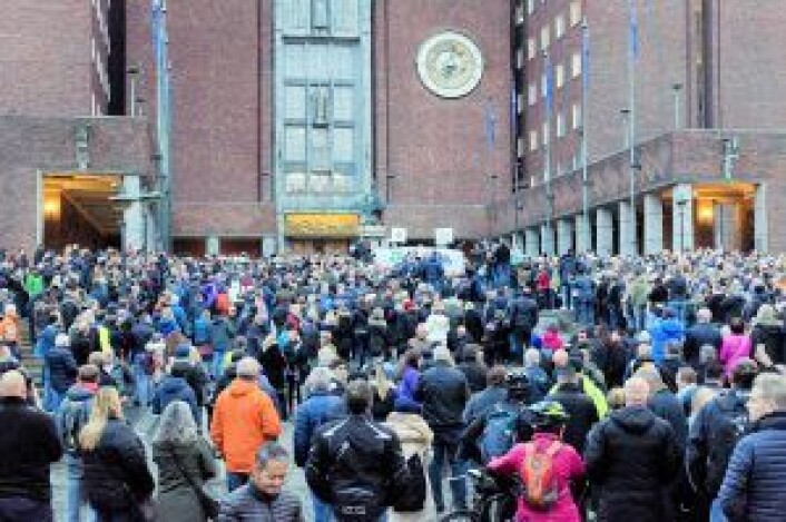 Ifølge politiet var det 4000 som møtte opp for å protestere mot rushtidsavgift og bompenger. Foto: Morten Lauveng Jørgensen Ifølge politiet var det 4000 som møtte opp for å protestere mot rushtidsavgift og bompenger. Foto: Morten Lauveng Jørgensen