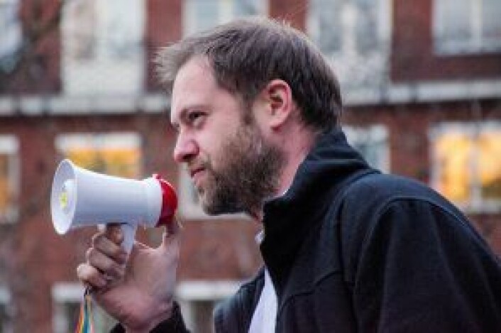 Arbeiderpartiets Andreas Halse var den eneste representanten for byrådskameratene som møtte opp for å tale. Han ble ikke godt tatt imot. "Dra hjem til Holmenkollen din fitte!", var en av responsene han fikk. Foto: Morten Lauveng Jørgensen Arbeiderpartiets Andreas Halse var den eneste representanten for byrådskameratene som møtte opp for å tale. Han ble ikke godt tatt imot. "Dra hjem til Holmenkollen din fitte!", var en av responsene han fikk. Foto: Morten Lauveng Jørgensen