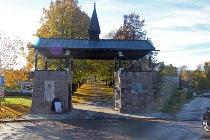 Innkjørselen til HL-senteret er bygget om for å minne om inngangen til konsentrasjonsleirene og gi plass for høye busser. Foto: Hans Magnus Borge Innkjørselen til HL-senteret er bygget om for å minne om inngangen til konsentrasjonsleirene og gi plass for høye busser. Foto: Hans Magnus Borge