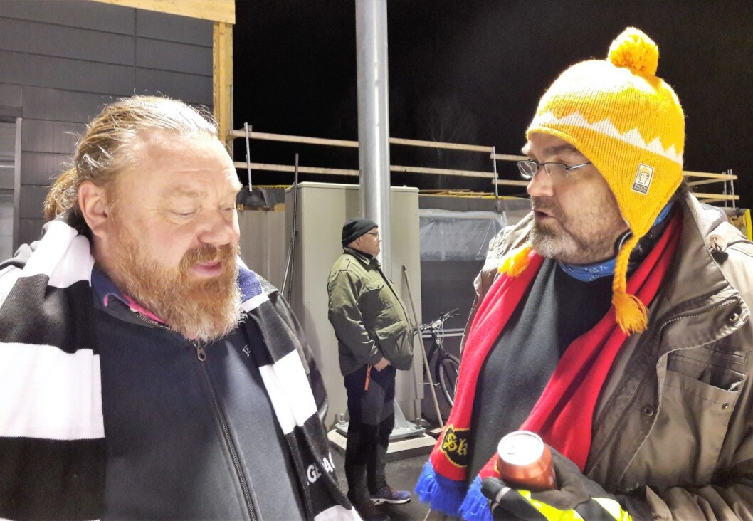 Dette er bandy, og supporterne er snille med hverandre. Sagenes Truls Westlie og Skeids Morten A Fagerli diskuterer kampen over en Nordmarka vørterøl. Foto: Anders Høilund Dette er bandy, og supporterne er snille med hverandre. Sagenes Truls Westlie og Skeids Morten A Fagerli diskuterer kampen over en Nordmarka vørterøl. Foto: Anders Høilund