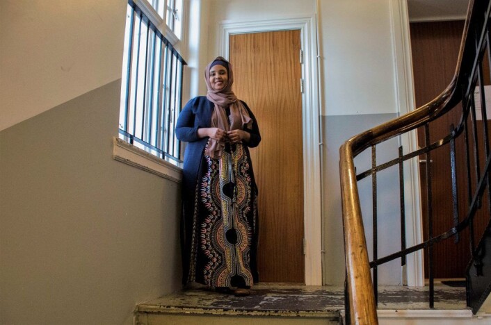 Amal Farah ønsker gjestene velkommen i Åkebergveien 50. Foto: Morten Lauveng Jørgensen Amal Farah ønsker gjestene velkommen i Åkebergveien 50. Foto: Morten Lauveng Jørgensen