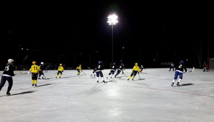 Kampen er i gang. For første gang spilles det bandy på kunstis i bydel Sagene. Foto: Anders Høilund Kampen er i gang. For første gang spilles det bandy på kunstis i bydel Sagene. Foto: Anders Høilund