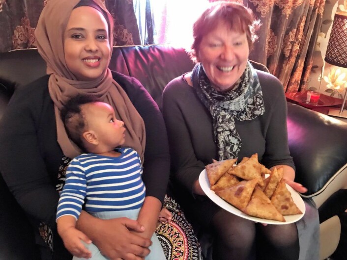 Amal Farah serverer hjemmelagete samosaer til ordføreren. Foto: Jens Aas Hansen