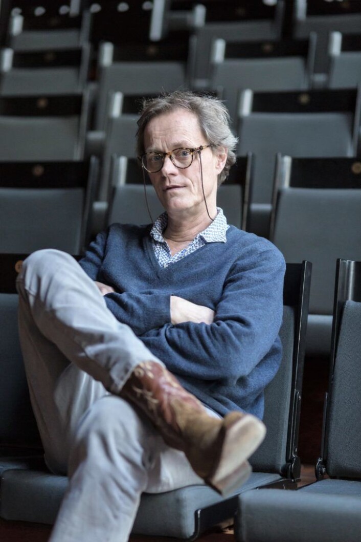 Jørgen Roll har tatt plass i Lille sal med sine nye cowboy-boots. Foto: Stig Jensen Jørgen Roll har tatt plass i Lille sal med sine nye cowboy-boots. Foto: Stig Jensen