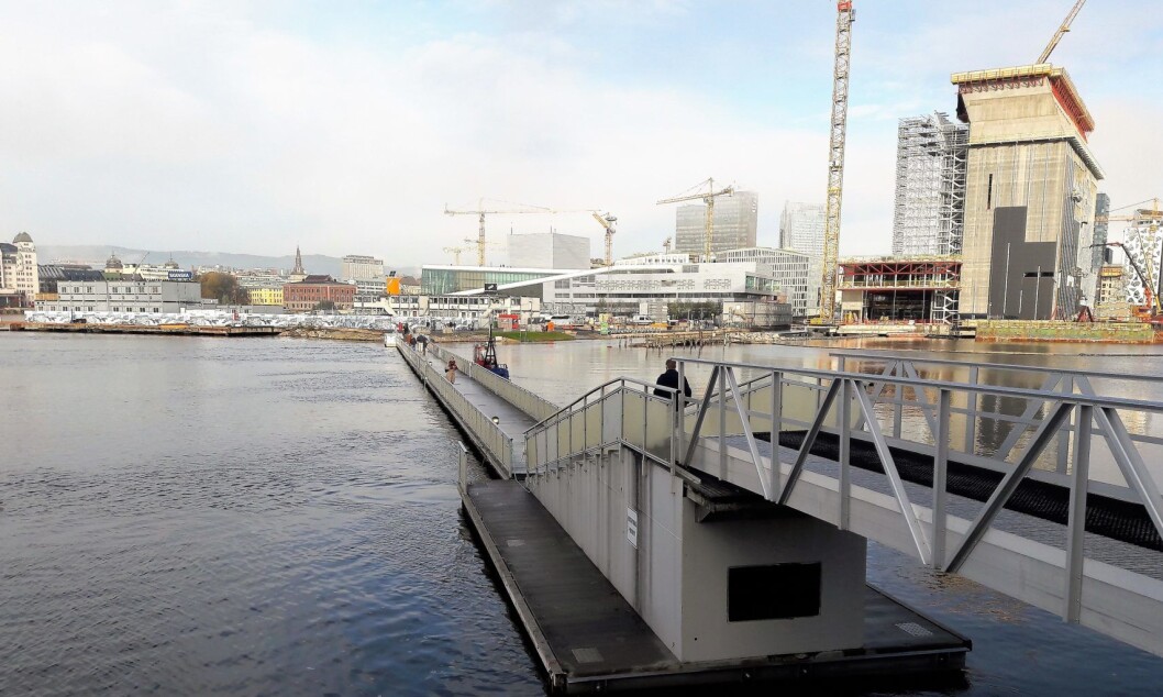 Flytebrua på Sørenga overlever. Oslo kommune tar over eierskapet av den. Foto: Anders Høilund Flytebrua på Sørenga overlever. Oslo kommune tar over eierskapet av den. Foto: Anders Høilund