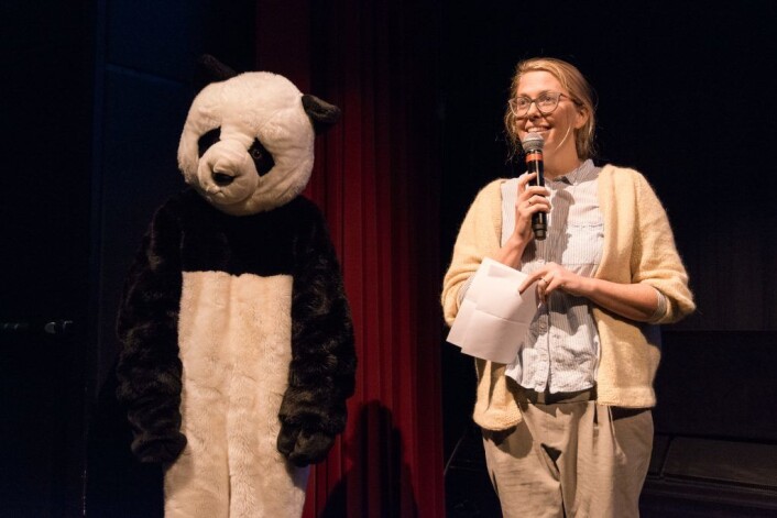 Heidi Palm Sandberg er strålende fornøyd med barneprogrammet på årets festival. Her er hun sammen med en ikke navngitt panda. Foto: Bødvar Hole Heidi Palm Sandberg er strålende fornøyd med barneprogrammet på årets festival. Her er hun sammen med en ikke navngitt panda. Foto: Bødvar Hole