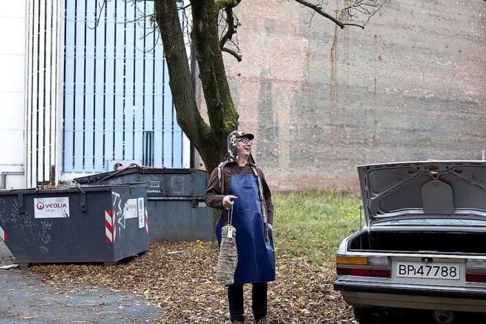 Magnus Thorvik med selvlaget pølse i bakgården på Prindsen. Foto: Nadin Elisabeth Martinuzzi Magnus Thorvik med selvlaget pølse i bakgården på Prindsen. Foto: Nadin Elisabeth Martinuzzi
