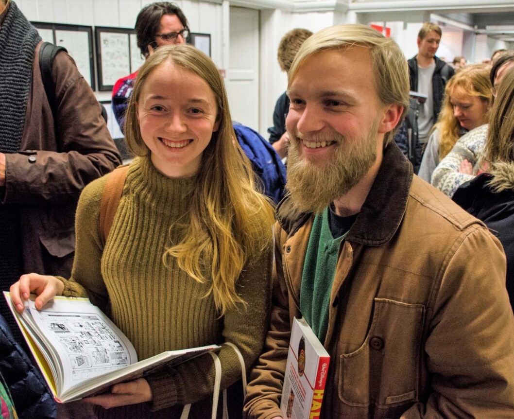 Frøya Torjussen Kulset og Ask Steinkjær Eide var godt innenfor de 60 fansene som fikk møte Don Rosa. Derfor store smil. Foto: Morten Lauveng Jørgensen Frøya Torjussen Kulset og Ask Steinkjær Eide var godt innenfor de 60 fansene som fikk møte Don Rosa. Derfor store smil. Foto: Morten Lauveng Jørgensen