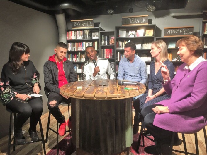 NRK brennpunkt satte sammen et panel for å diskutere Tøyenløftet. Hamsa i hvit jakke, Mohamed Fariss i blå skjorte. Foto: Vegard Velle NRK brennpunkt satte sammen et panel for å diskutere Tøyenløftet. Hamsa i hvit jakke, Mohamed Fariss i blå skjorte. Foto: Vegard Velle